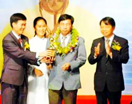 Đặng Hoài Phúc (thứ hai từ phải qua) nhận danh hiệu Quả cầu vàng 2007 trong lĩnh vực công nghệ thông tin.
