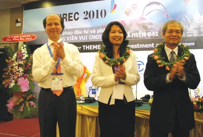 Thứ Trưởng Bộ Xây dựng Nguyễn Trần Nam (trái) và Ban Tổ chức VIREC 2010