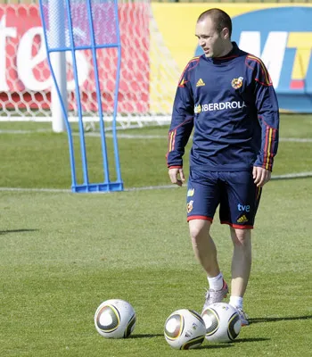 Andres Iniesta trên sân tập.