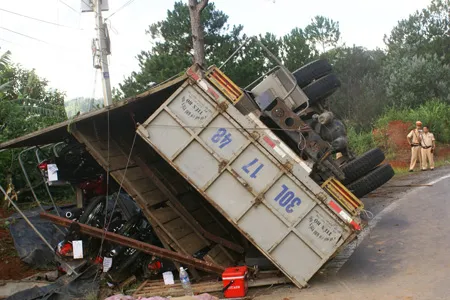 Đà Lạt: 2 vụ lật xe tải do mất thắng