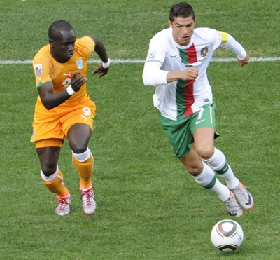 Hậu vệ Cheik Ismael Tiote (trái, Bờ Biển Ngà) bám sát pha đi bóng của Cristiano Ronaldo (Bồ Đào Nha).