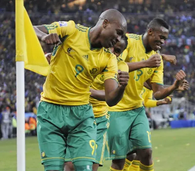 Bàn thắng là điều mà người hâm mộ trông chờ (trong ảnh, cầu thủ Nam Phi vui mừng sau khi ghi bàn vào lưới đội Mexico).