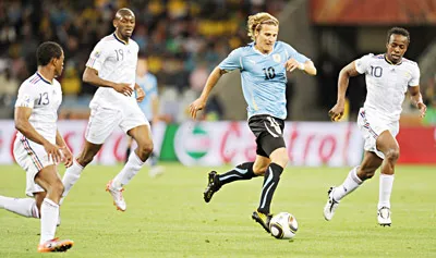 Lối chơi bóng làng nhàng như tuyển Pháp (áo trắng) khiến người hâm mộ ngủ... li bì.