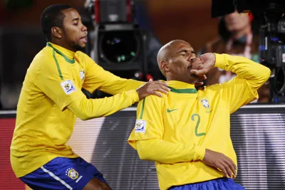 Niềm vui của Maicon (phải) sau khi ghi bàn thắng mở tỷ số cho Brazil.