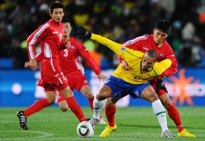 Luis Fabiano luôn bị các hậu vệ CHDCND Triều Tiên theo rất sát.