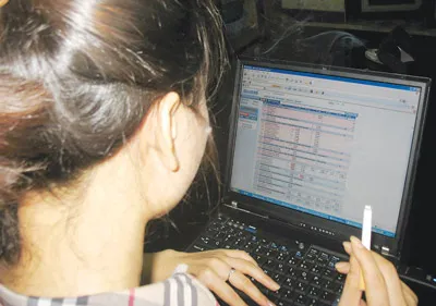 Thiếu nữ lên mạng cá độ