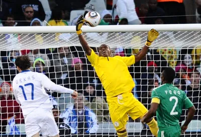 Thủ môn Vincent Enyeama (Nigeria) vất vả phá bóng trước sức ép của các cầu thủ Hy Lạp (áo trắng).