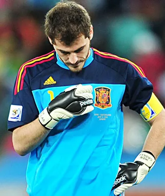 Nỗi buồn của thủ thành Casillas sau trận đấu.