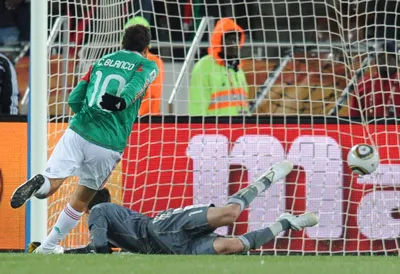Lão tướng Cuauhtemoc Blanco ghi bàn thắng nâng tỷ số lên 2 - 0 cho Mexico từ chấm 11m.