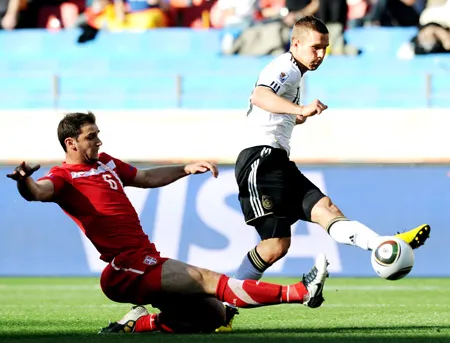 Tiền đạo Lukas Podolski (phải, Đức) sút bóng trước sự truy cản của hậu vệ Branislav Ivanovic (Serbia).