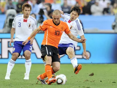 Wesley Sneijder tung cú sút trước hàng phòng ngự Nhật Bản.
