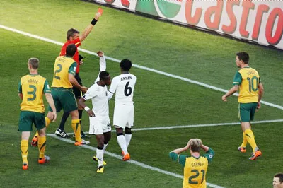 Chiếc thẻ đỏ dành cho Harry Kewell tạo ra bước ngoặt của trận đấu.