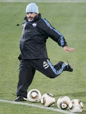 Maradona biểu diễn khả năng sút phạt.