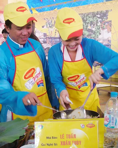 Nhà báo Lê Tuấn (báo Công An TPHCM) và diễn viên Xuân Thùy với món Cơm chay lá sen