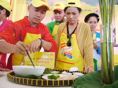 Ca sĩ Phương Thanh và nhà báo Thanh Nhã (báo Pháp Luật TPHCM- đứng giữa) với món Bún thang