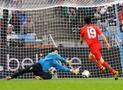 Thủ môn Ri Myong-Guk (CHDCND Triều Tiên) đã có một ngày ngày vất vả trước các chân sút của Bồ Đào Nha.