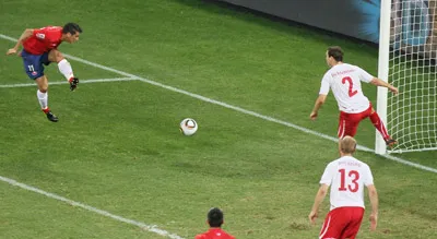 Gonzalez (trái) trong pha đánh đầu ghi bàn thắng quý giá cho Chile.