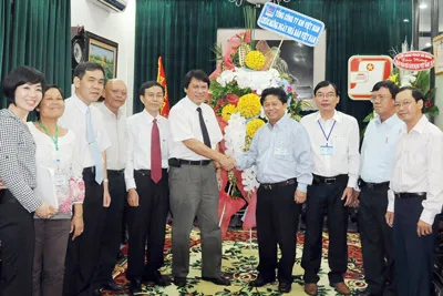 Tổng Biên tập Báo SGGP Trần Thế Tuyển (thứ 4 từ phải qua) cùng các Phó Tổng Biên tập Lê Tiền Tuyến, Phạm Đức Hiến tiếp đoàn Tổng Công ty Khí Việt Nam đến chúc mừng nhân ngày 21-6. Ảnh: AN DUNG