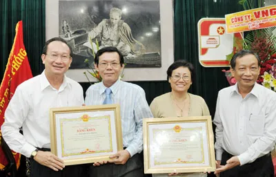 Bí thư Tỉnh ủy Nguyễn Tuấn Khanh và Chủ tịch UBND tỉnh Cà Mau Bùi Công Bửu tặng bằng khen cho Phó Tổng Biên tập Báo SGGP Nguyễn Tấn Phong và nhà báo Phạm Thục nhân ngày 21-6. Ảnh: VIỆT DŨNG