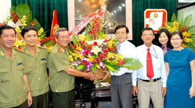 Phó Tổng Biên tập Nguyễn Tấn Phong và Phạm Đức Hiến tiếp đoàn Công an TPHCM chúc mừng Báo SGGP. Ảnh: CAO THĂNG