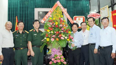 Tổng Biên tập Trần Thế Tuyển và các Phó Tổng Biên tập tiếp đoàn Bộ tư lệnh Quân khu 7 chúc mừng Báo SGGP. Ảnh: AN DUNG