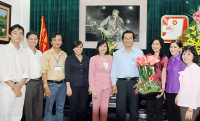 Phó Tổng Biên tập Lê Thành Đại (thứ 4 từ phải qua) tiếp đoàn UBND quận Bình Thạnh tới chúc mừng Báo SGGP. Ảnh: AN DUNG