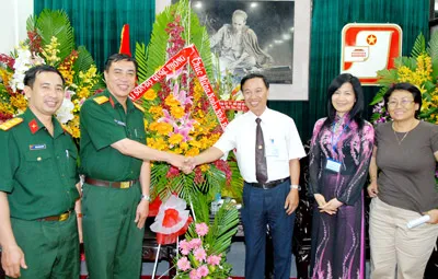 Phó Tổng Biên tập Nguyễn Trung Bộ tiếp đoàn Tổng Công ty Thái Sơn (Bộ Quốc phòng) chúc mừng Báo SGGP chiều 21-6. Ảnh: CAO THĂNG