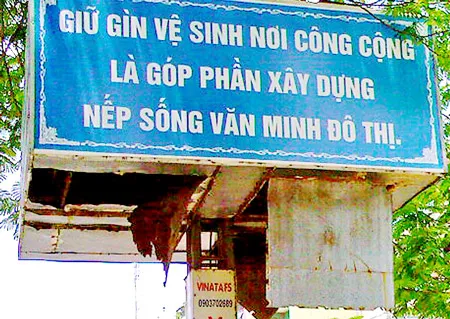Nhếch nhác bảng tuyên truyền
