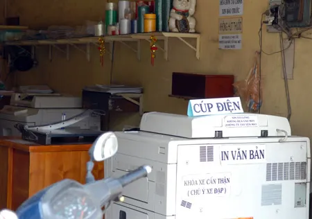 Một cửa hàng photocopy phải nghỉ do cúp điện. Hình ảnh thường xuyên ở TP hiện nay. Ảnh: CAO THĂNG