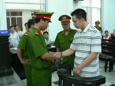 Công an đưa Ban về trại giam khi kết thúc phiên tòa