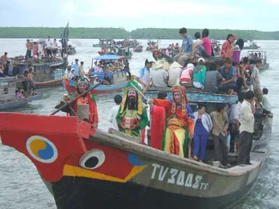 Nghi lễ tống tàu ra biển biển Đông.