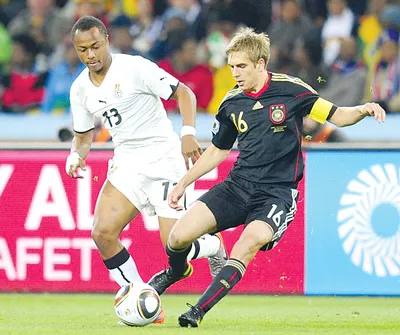 Đội trưởng tuyển Đức Philipp Lahm (phải) tranh bóng cùng tiền vệ Ghana Andre Ayew.