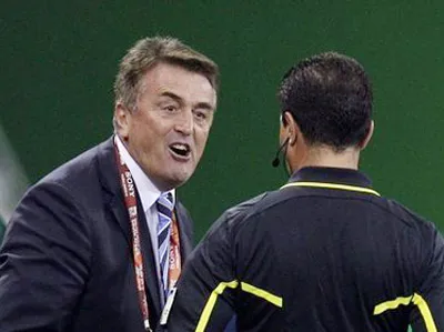 HLV Radomir Antic (trái) của Serbia phải ứng mạnh mẽ với trọng tài sau trận đấu.