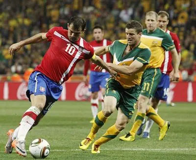 Tiền vệ Dejan Stankovic (số 10, Serbia) đi bóng trước hàng phòng ngự Australia.