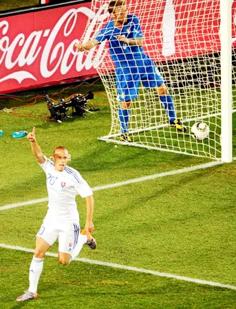 Kamil Kopunek (20) vui mừng sau bàn thắng nâng tỷ số lên 3-1 cho Slovakia.