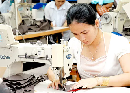 May áo sơ mi xuất khẩu tại Tổng Công ty cổ phần may Nhà Bè. Ảnh: CAO THĂNG