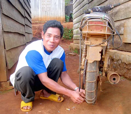 Xe bánh xích vùng biên