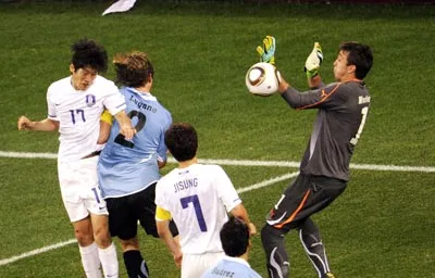 Lee Chung Yong (số 17, Hàn Quốc) đánh đầu ghi bàn cân bằng tỷ số 1-1 cho tuyển Hàn Quốc