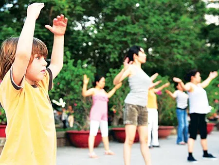 Một du khách nhí người nước ngoài cũng tham gia.