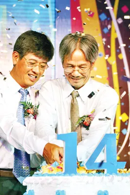 Giám đốc VNPT TPHCM Trần Thắng Công (bên phải) và Phó Giám đốc Vinaphone Hồ Đức Thắng cùng cắt chiếc bánh mừng sinh nhật Vinaphone