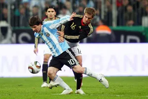 Hậu vệ Philipp Lahm theo sát Lionel Messi trận giao hữu Đức – Argentina trước World Cup.