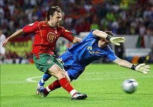 Maniche (trái, Bồ Đào Nha) sút bóng trước Iker Casillas (Tây Ban Nha) tại Euro 2004.