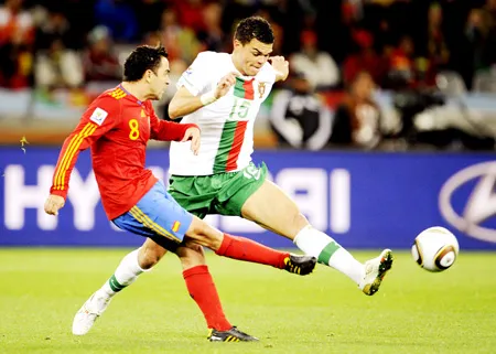 Pha tranh bóng giữa Xavi (trái, Tây Ban Nha) và Pepe.