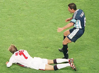 Pha bóng khiến Beckham bị thẻ đỏ ở World Cup 98.