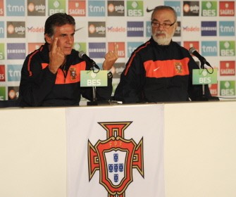 Queiroz (L) gestures during a press conference at Bekker High School in Magaliesburg on June 30, 2010. AFP