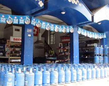 A 12 kilogram gas cylinder, now down to VND249,000