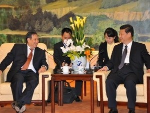 Chinese State Councilor Dai Bingguo (R) meets with visiting Vietnamese Deputy Prime Minister cum Foreign Minister Pham Gia Khiem (Photo: Vietnam News Agency)