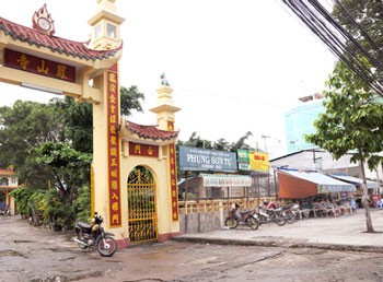 Phung Son (or Chu Go) Pagoda on 3/2 Street has been transgressed by pavement cafes. (Photo: Sggp)