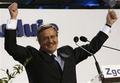 Poland's acting President Bronislaw Komorowski, speaker of the parliament and presidential candidate from Civic Platform Party (PO) waves to supporters at his election headquarters in Warsaw, July 4, 2010.