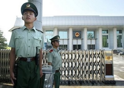 File photo shows military police standing guard at the entrance to the Number 1 Intermediate People's Court of Beijing.